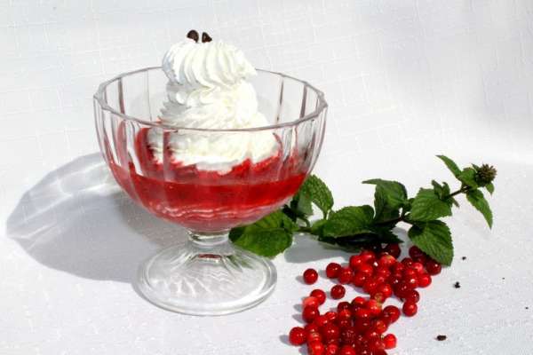 Biezpiena deserts ar ogu mērci
