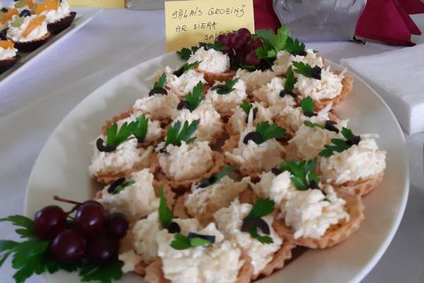 Sāļais groziņš ar siera salātiem
